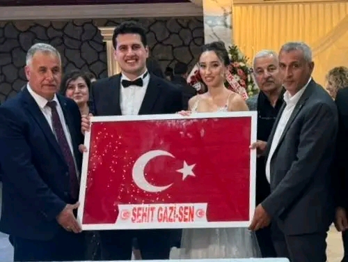 Genç Çiftimize Mutluluklar Dileriz